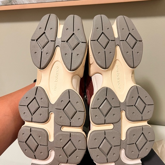 BNIB New Balance 9060 Burgundy - Picture 6 of 6